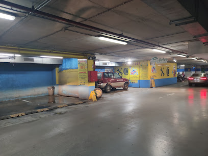 Foto LAVADERO EN ÁGUILAS , TALLER Y NEUMÁTICOS CENTRO COMERCIAL AGUILAS PLAZA